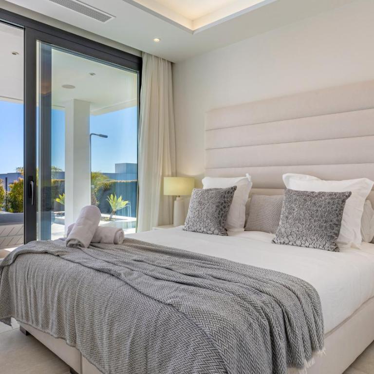 VACATION MARBELLA I Villa Martinica, Turquoise Heated Pool, Rooftop Hot Tub with Sea View, Cine Room, Night Security, Alarm System, 5 min to the Beach - Villa - 20