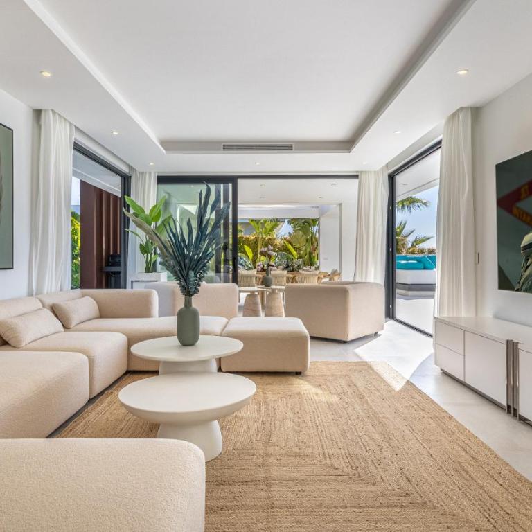 VACATION MARBELLA I Villa Martinica, Turquoise Heated Pool, Rooftop Hot Tub with Sea View, Cine Room, Night Security, Alarm System, 5 min to the Beach - Villa - 9