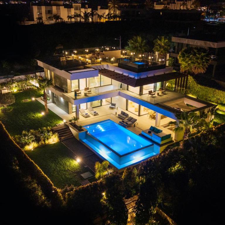 VACATION MARBELLA I Villa Martinica, Turquoise Heated Pool, Rooftop Hot Tub with Sea View, Cine Room, Night Security, Alarm System, 5 min to the Beach - Villa - 14