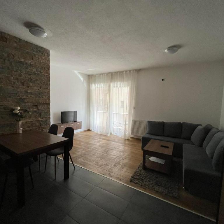 Sunny Pines - One-Bedroom Apartment - 5