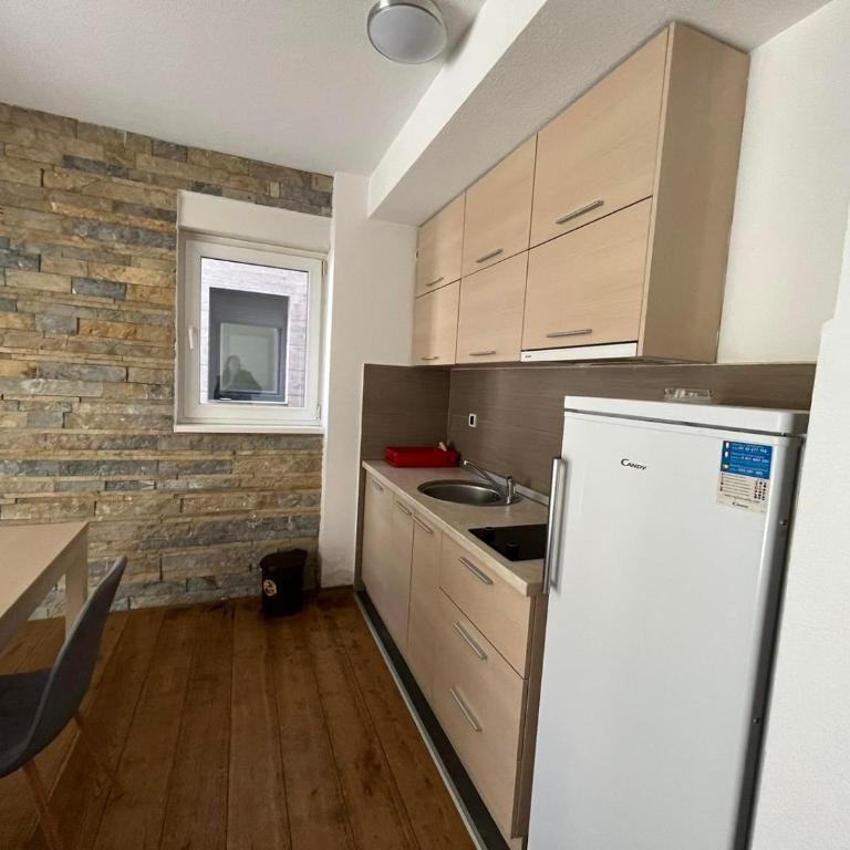 Sunny Pines - One-Bedroom Apartment - 5