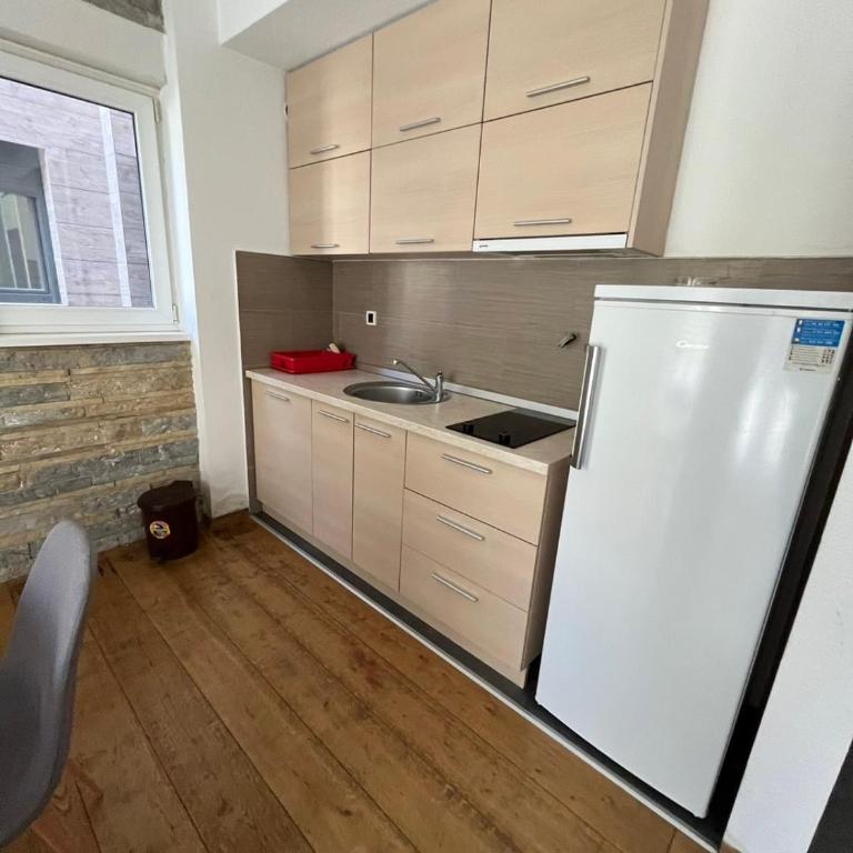 Sunny Pines - One-Bedroom Apartment - 11