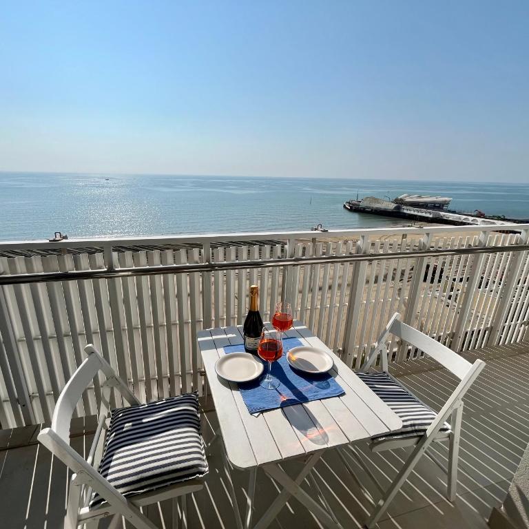 Stupenda vista mare, 10m dalla spiaggia, 8 piano e P privato - Two-Bedroom Apartment with Sea View - 1