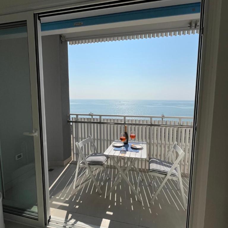 Stupenda vista mare, 10m dalla spiaggia, 8 piano e P privato - Two-Bedroom Apartment with Sea View - 18