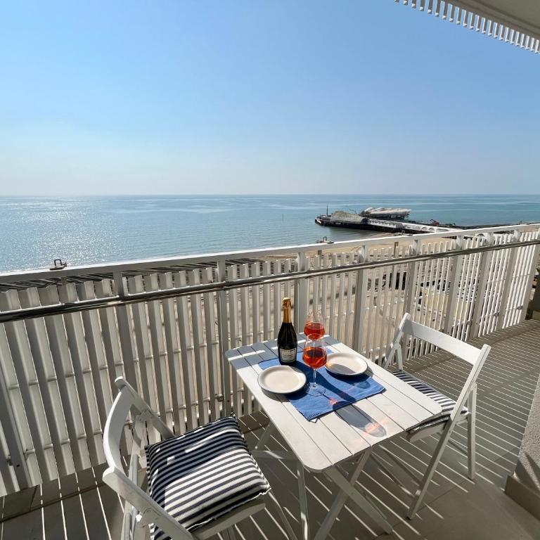 Stupenda vista mare, 10m dalla spiaggia, 8 piano e P privato - Two-Bedroom Apartment with Sea View - 17