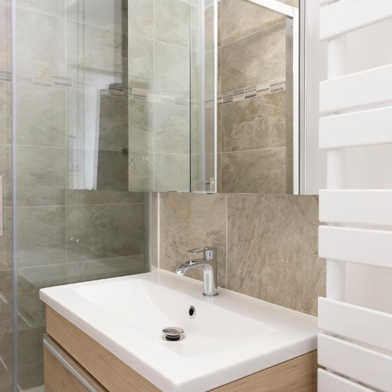 Grand studio climatisé à la mer avec garage privé - One-Bedroom Apartment - 7