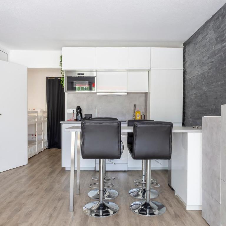 Grand studio climatisé à la mer avec garage privé - One-Bedroom Apartment - 9