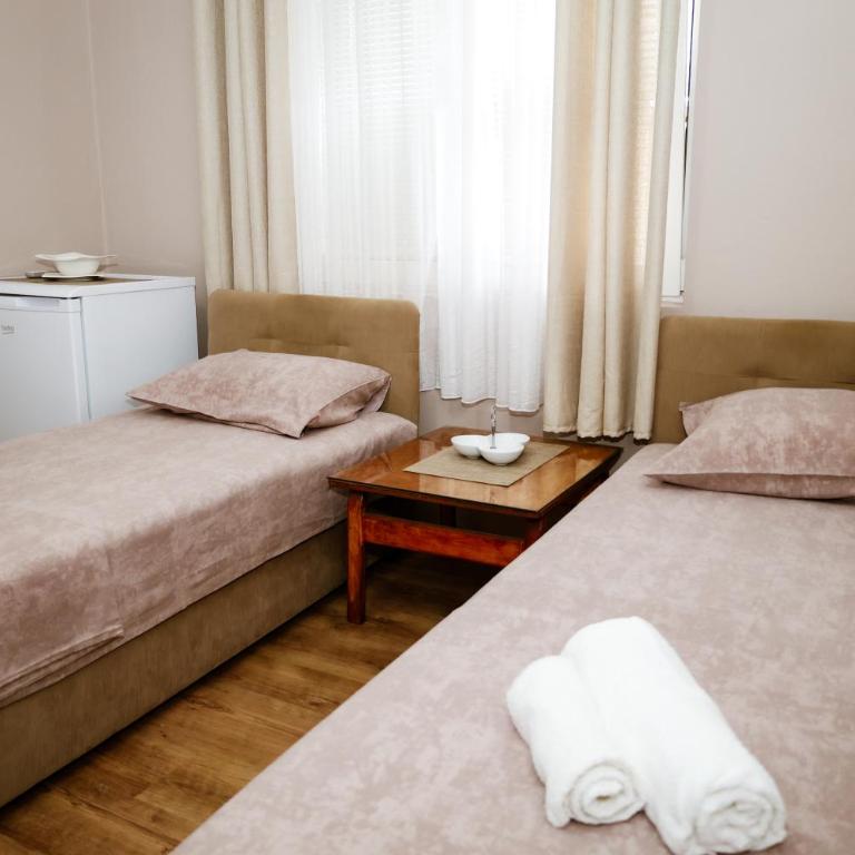 Apartments Djukic - Triple Room with Shared Bathroom - 5