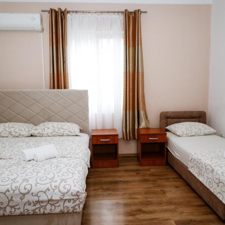 Apartments Djukic - Triple Room with Shared Bathroom - 4