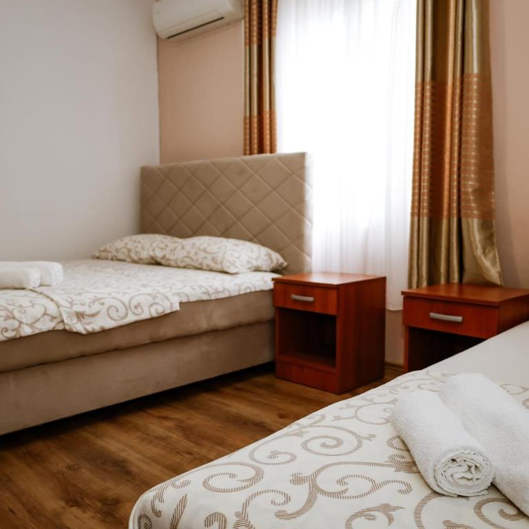 Apartments Djukic - Triple Room with Shared Bathroom - 3