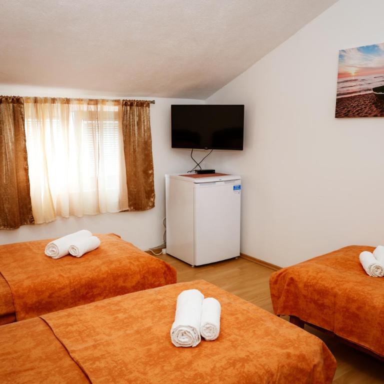 Apartments Djukic - Economy Triple Room with Shared Bathroom - 1