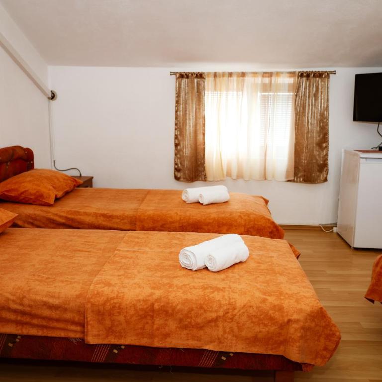 Apartments Djukic - Economy Triple Room with Shared Bathroom - 2