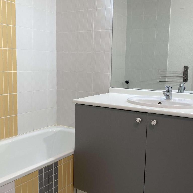 Bel Appartement T2 avec Terrasse et Garage à Balaruc-les-Bains - FR-1-553-269 - Apartment - 9