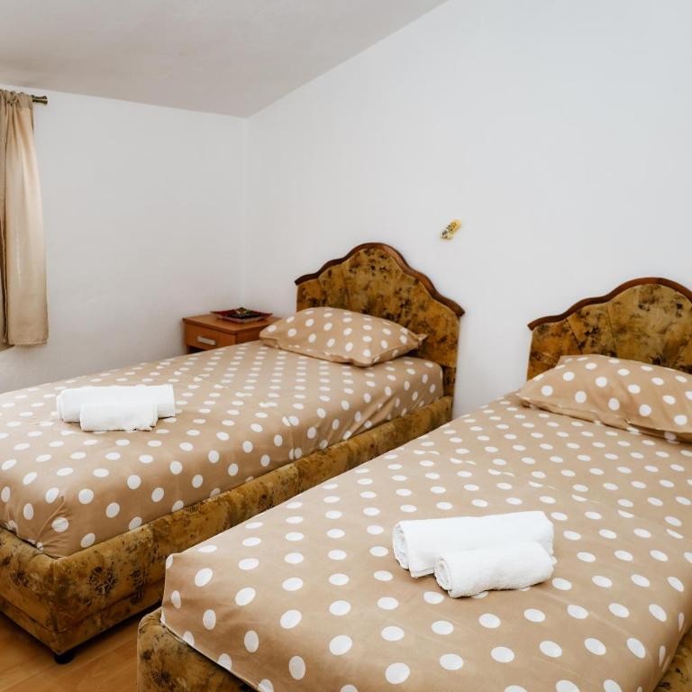 Apartments Djukic - Standard Double Room with Shared Bathroom - 2
