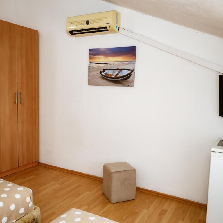 Apartments Djukic - Standard Double Room with Shared Bathroom - 3