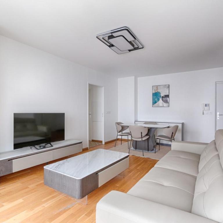Saint Denis Leon Nozal Magnifique Apartment 5P - Three-Bedroom Apartment - 1
