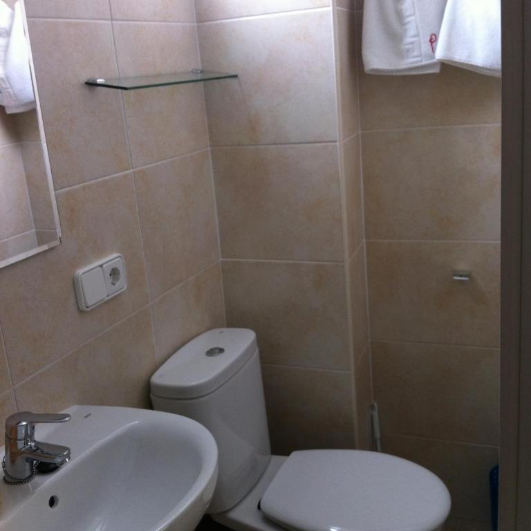 Hostal Pitiusa - Habitación Individual con baño privado - 5