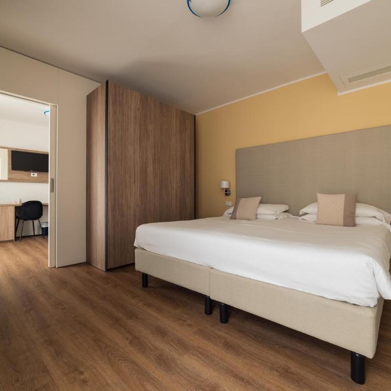 Hotel Excelsior - Family Room with Balcony Lateral Sea View - 6