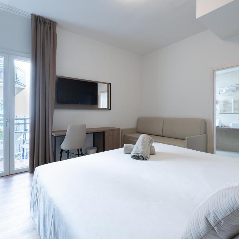 Hotel Excelsior - Deluxe Triple Room with Balcony Lateral Sea View - 4