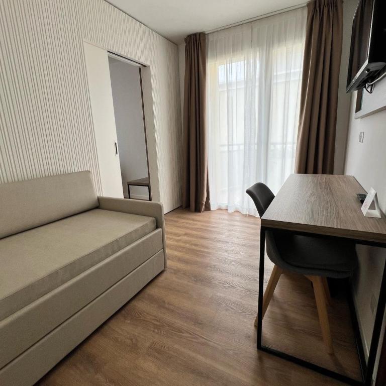 Hotel Excelsior - Family Room with Balcony Lateral Sea View - 7