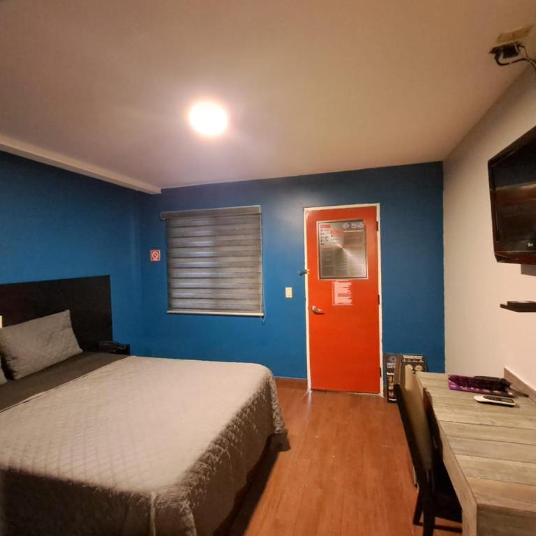 Lizvan Hotel-Motel - Queen Room - 4