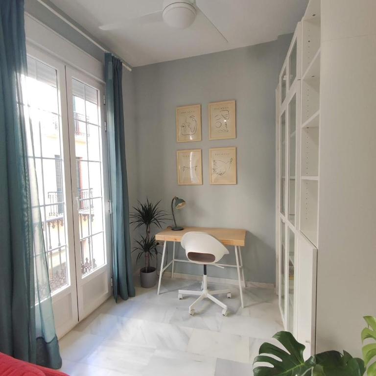 Elegancia y confort en el corazón de Málaga - Apartamento de 2 dormitorios con balcón - 11
