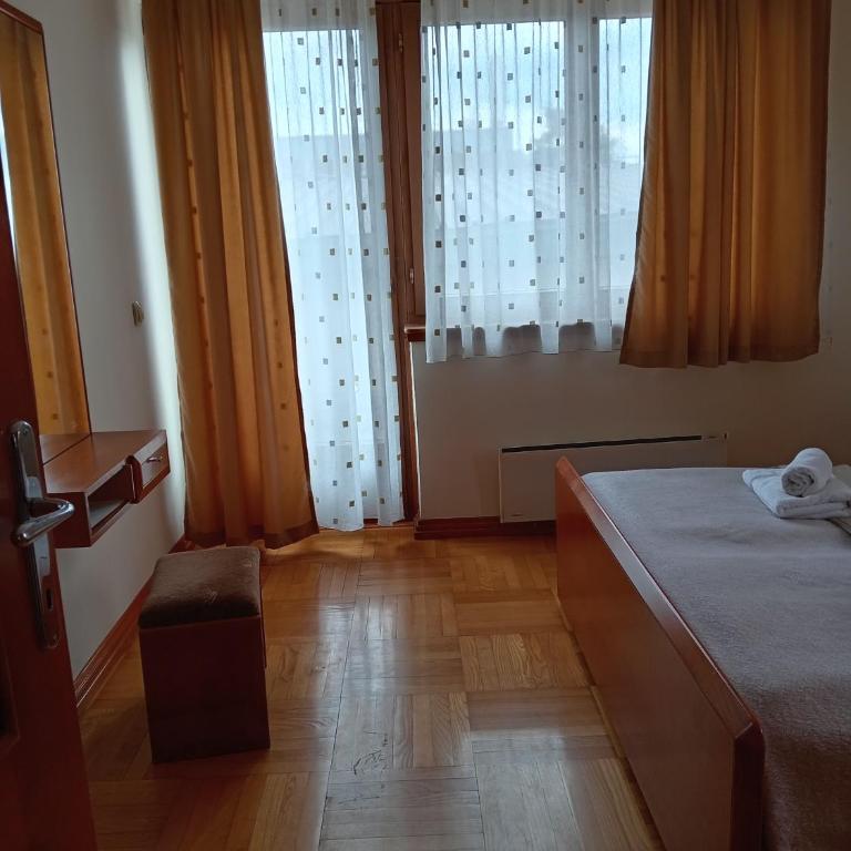 Apartmani Beli Bor - Apartman sa 2 Spavaće Sobe i Terasom - 4