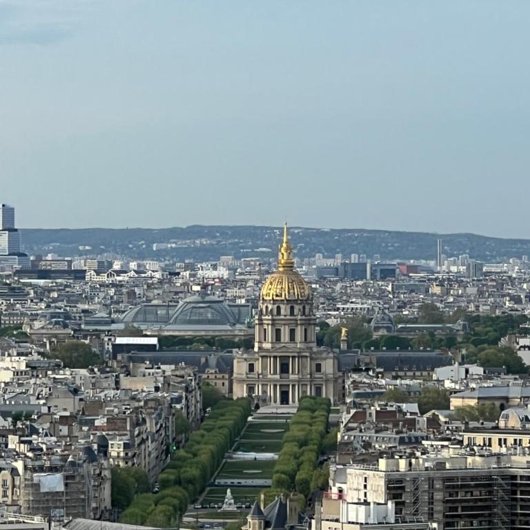 Chambre privée dans appartement femmes uniquement vue Tour Eiffel et piscine - Chambre Double avec Salle de Bains Commune - 15
