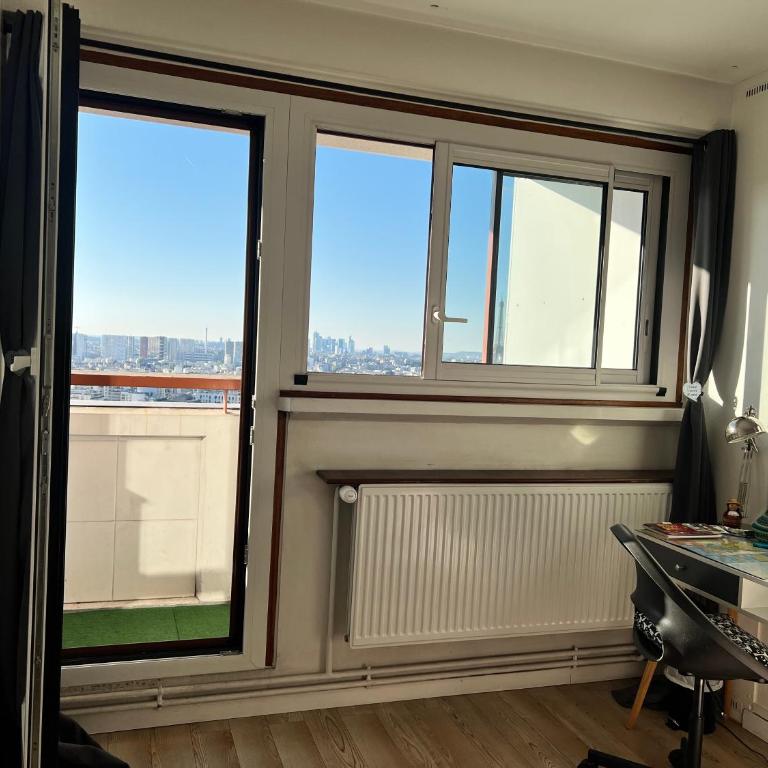 Chambre privée dans appartement femmes uniquement vue Tour Eiffel et piscine - Chambre Double avec Salle de Bains Commune - 2
