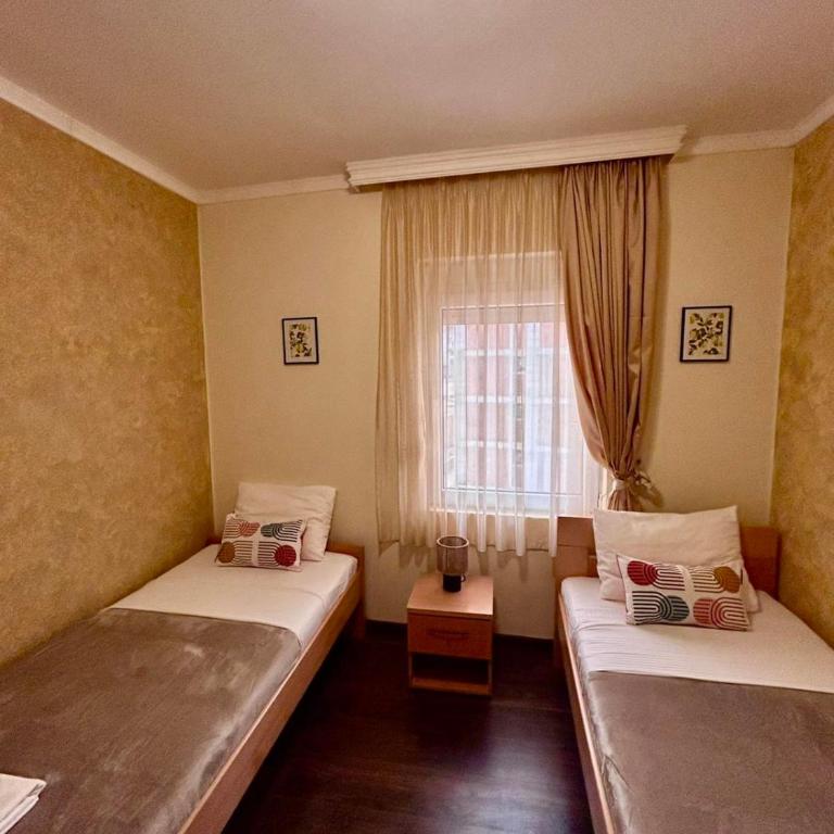 Hotel Victoria - Apartman sa 2 Spavaće Sobe, Balkonom i Pogledom na More - 5