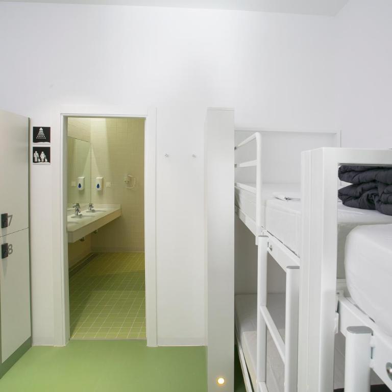 Sant Jordi Hostels Rock Palace - Bed in 12-Bed Dormitory Room with Bathroom - 11