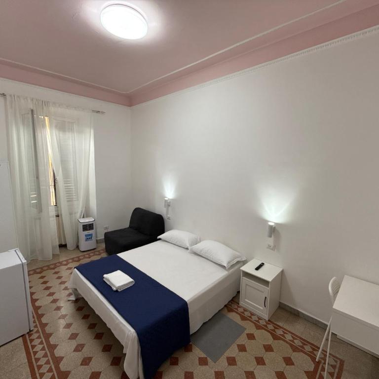 Bella Roma - Camera Tripla con Bagno in Comune - 3