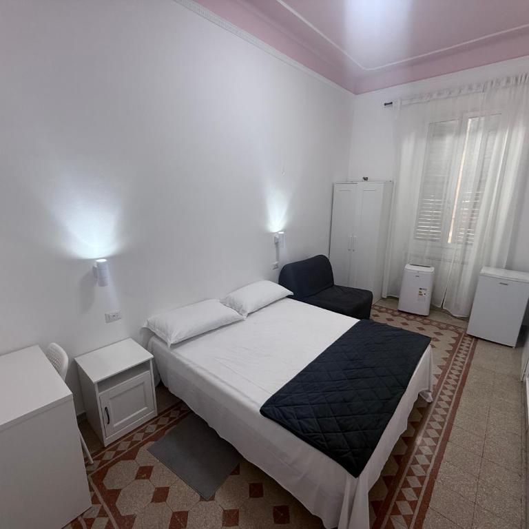 Bella Roma - Camera Familiare con Bagno in Comune - 3