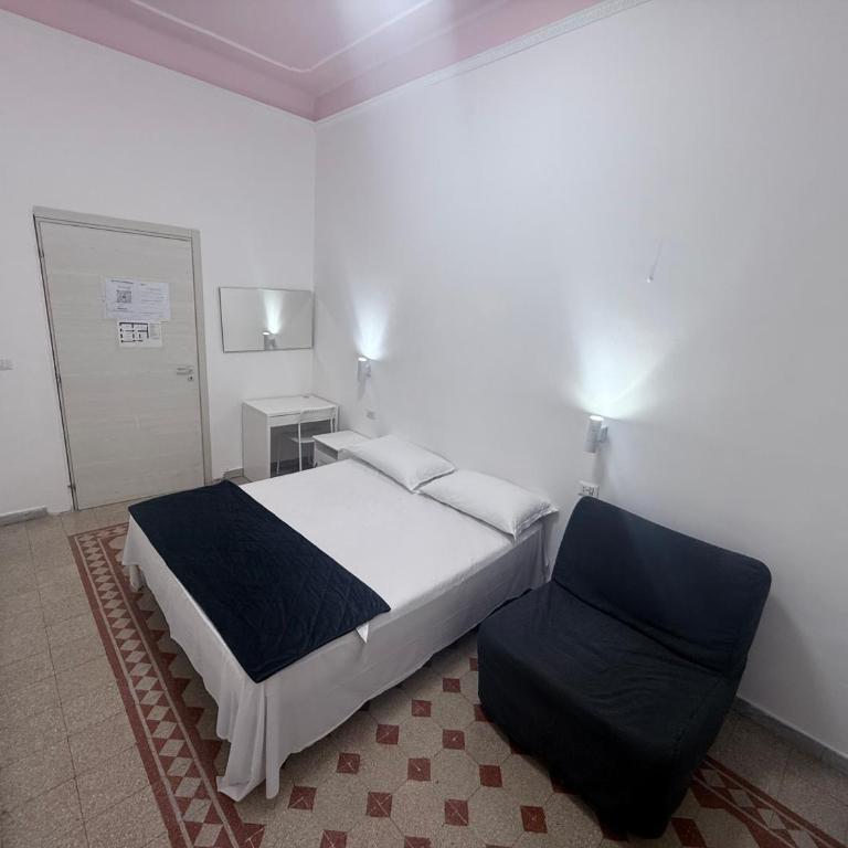 Bella Roma - Camera Familiare con Bagno in Comune - 2