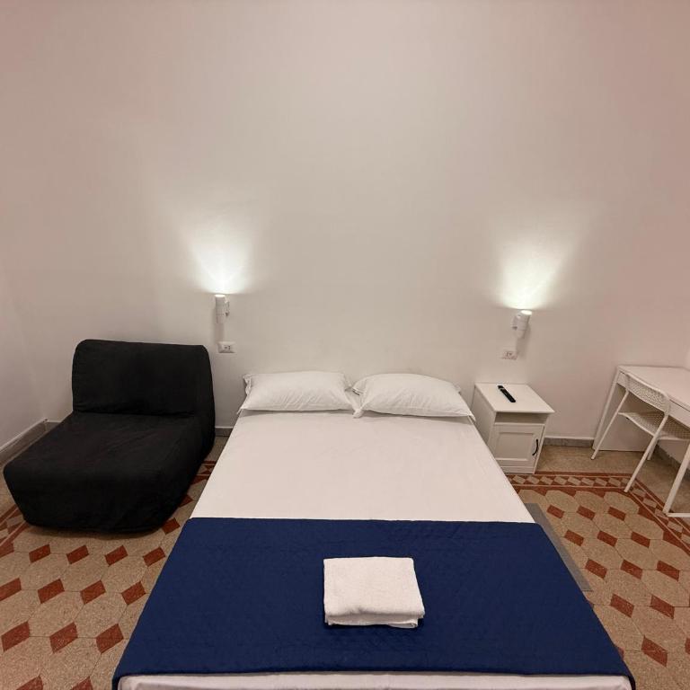 Bella Roma - Camera Familiare con Bagno in Comune - 1