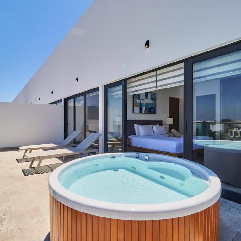 Luxury 2-Story Apt with Jacuzzi - Two-Bedroom Apartment - 10