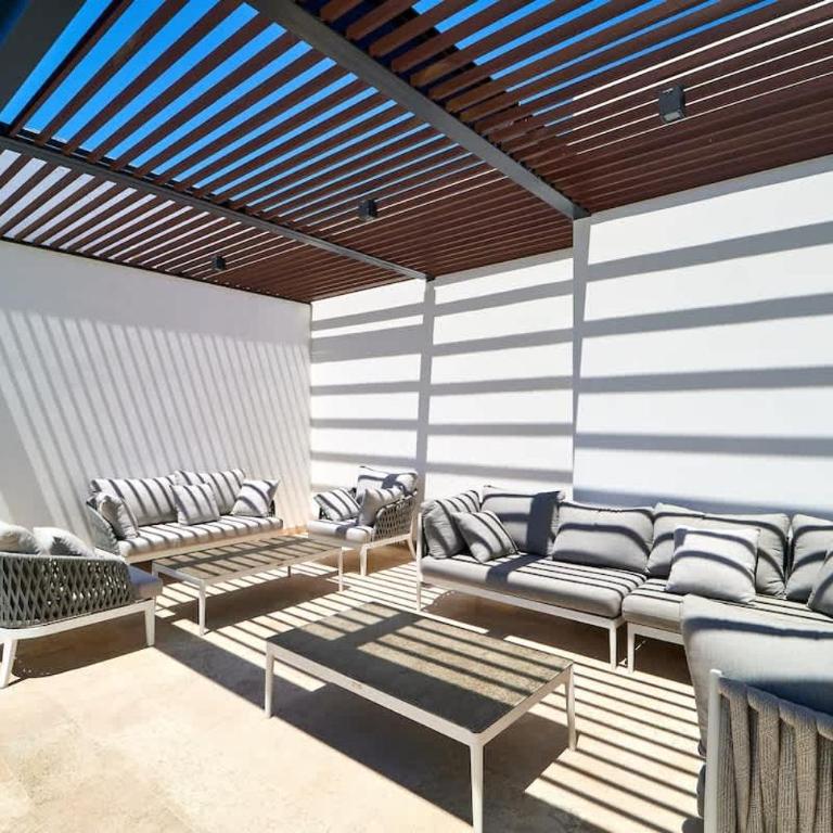Luxury 2-Story Apt with Jacuzzi - Two-Bedroom Apartment - 16