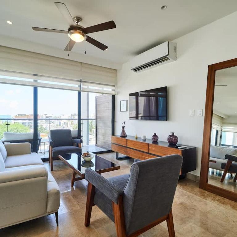 Luxury 2-Story Apt with Jacuzzi - Two-Bedroom Apartment - 18