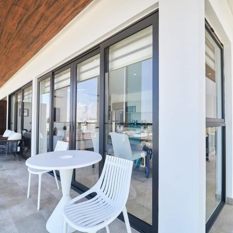 Luxury 2-Story Apt with Jacuzzi - Two-Bedroom Apartment - 24