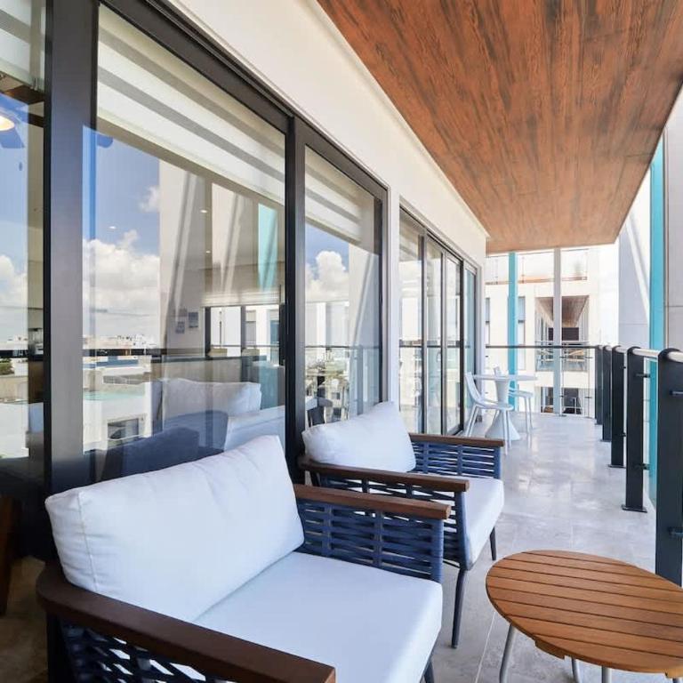 Luxury 2-Story Apt with Jacuzzi - Two-Bedroom Apartment - 25