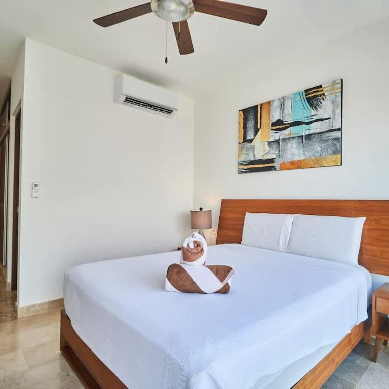 Luxury 2-Story Apt with Jacuzzi - Two-Bedroom Apartment - 32