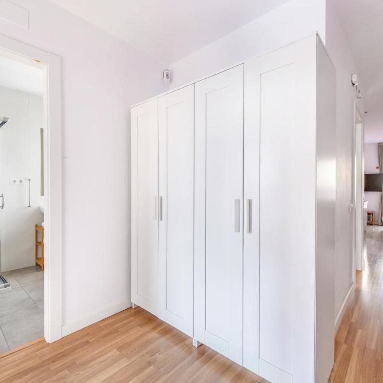 AinB Barcelona Sants Apartments - Two-Bedroom Apartment with Terrace - 3