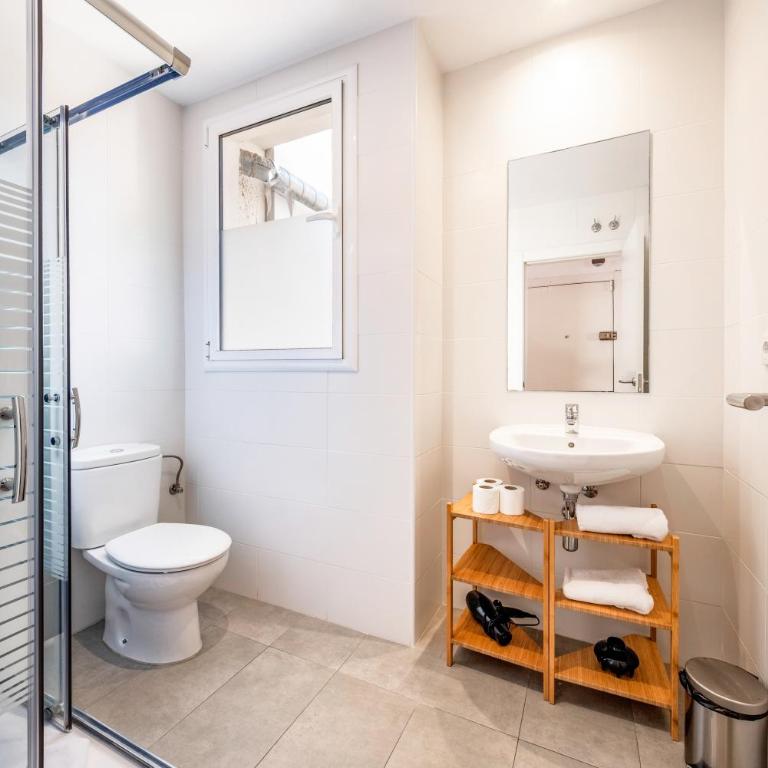 AinB Barcelona Sants Apartments - Two-Bedroom Apartment with Terrace - 5