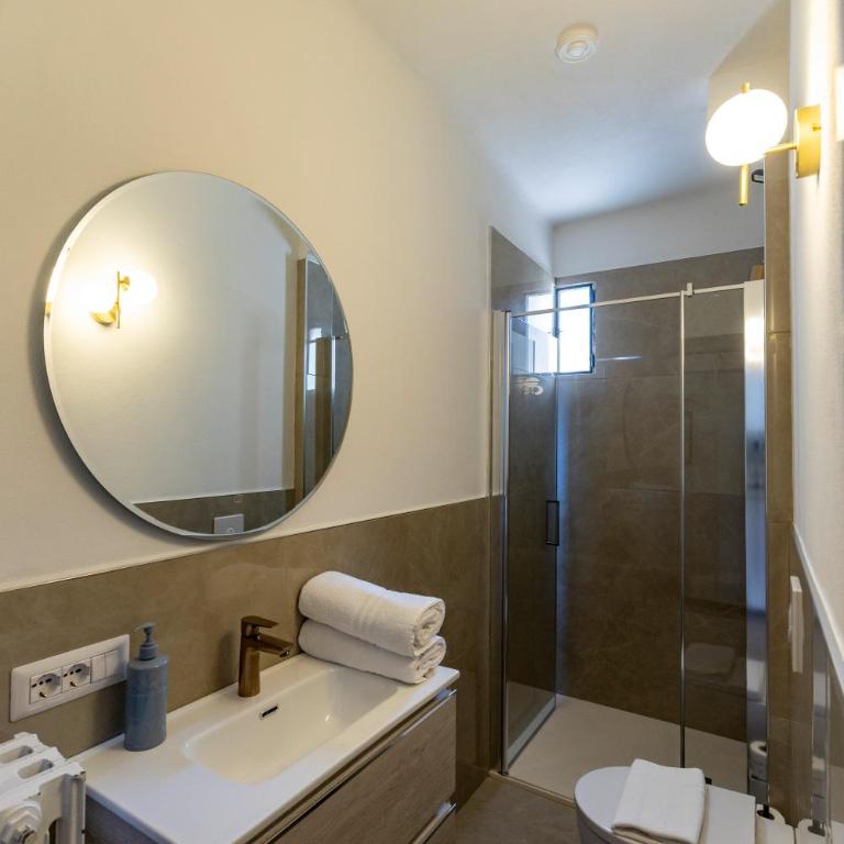 Charming Bellagio - Three-Bedroom Apartment (5 Adults) - 17