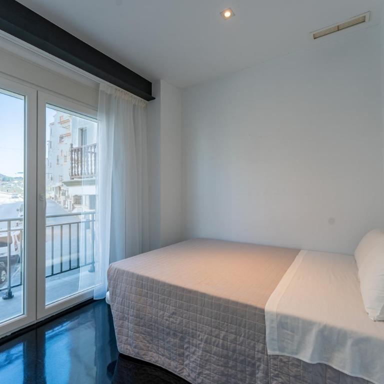 Hotel Buigues - Two-Bedroom Apartment with Balcony and Sea View - 10