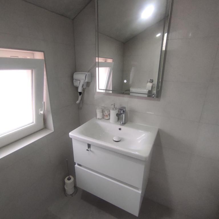 Apartments Golden Bridge - Apartment with Balcony - 15