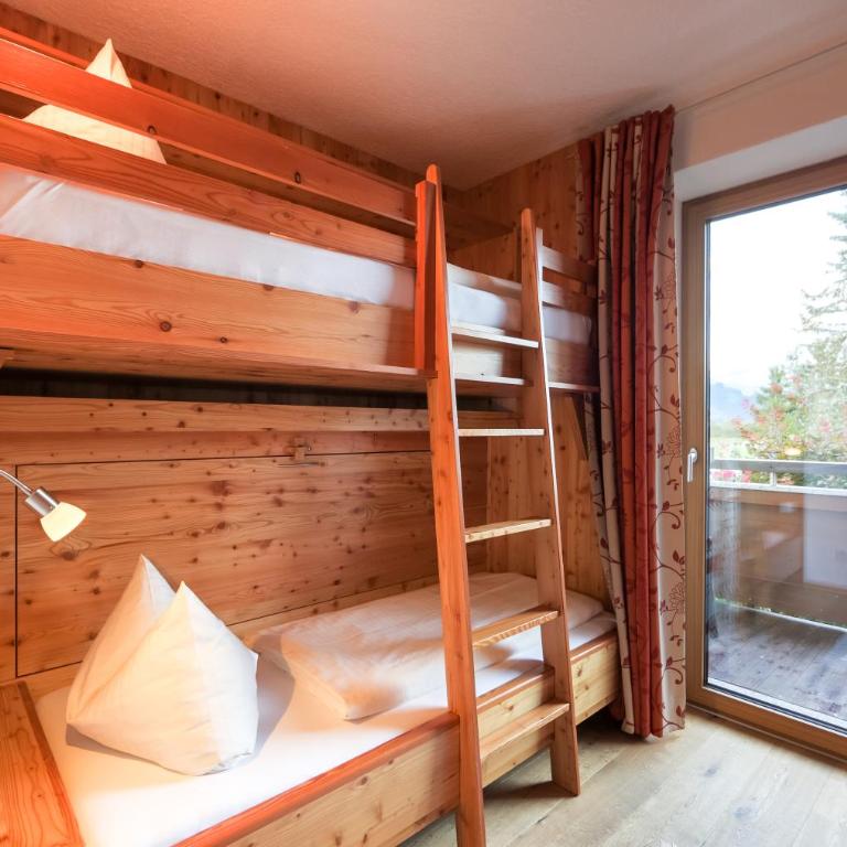 Simone's Platzerl - inklusive täglichem freien Eintritt Tauern Spa - nur 5 Gehminuten, Sommerkarte, privatem Garten mit Schwimmteich, Grill und Saunabereich - Familienzimmer mit Balkon - 7