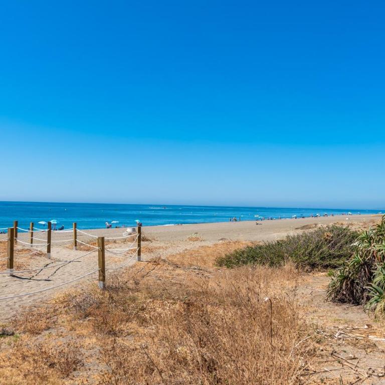 Beachfront Apartment - Pool - 2min to Beach - Free Parking & Fast WiFi - Apartamento de 1 dormitorio - 5