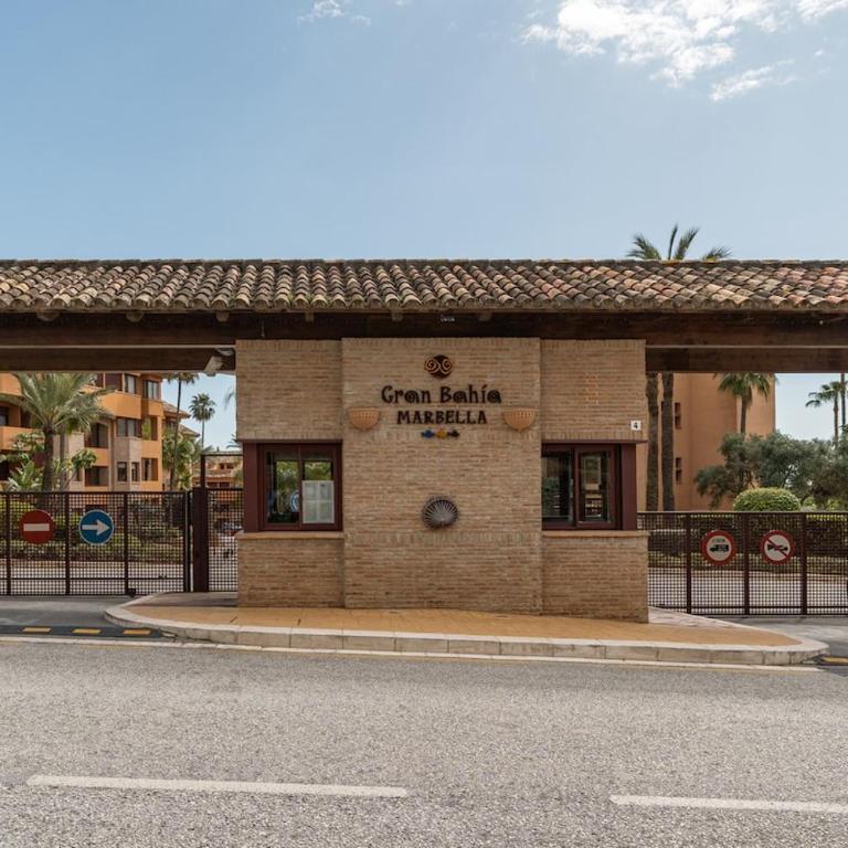Apartment with a garden near the sea in Gran Bahía de Marbella - Apartamento de 2 dormitorios - 2