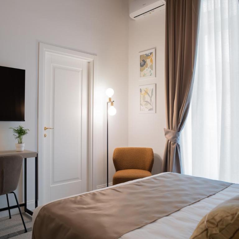 Monteroduni 22 - Chiaia Design Rooms - Deluxe Double Room with Balcony - 4